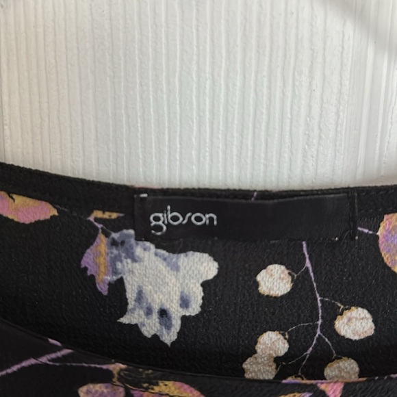Gibson flowy blouse. size M. black with flowered design. - Picture 2 of 11